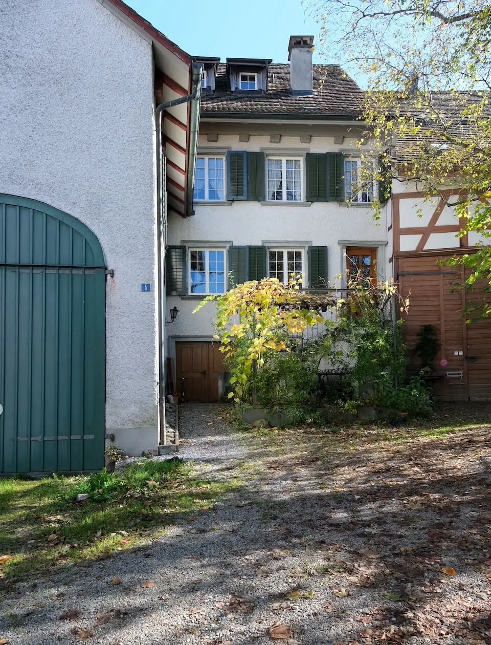 Altes Gebäudeensemble mit Hof.
